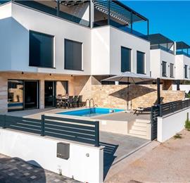 4 Bedroom Villa with Pool near Vodice town, Sibenik Riviera, sleeps 8